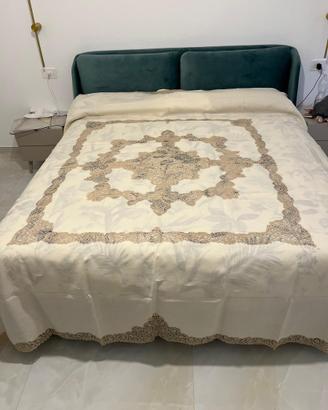 Copriletto e lenzuolo sopra lino e cantu