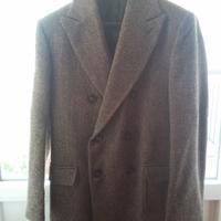 Due cappotti, colore nero e l'altro marrone giallo