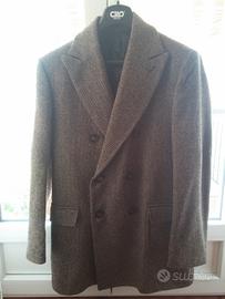 Due cappotti, colore nero e l'altro marrone giallo