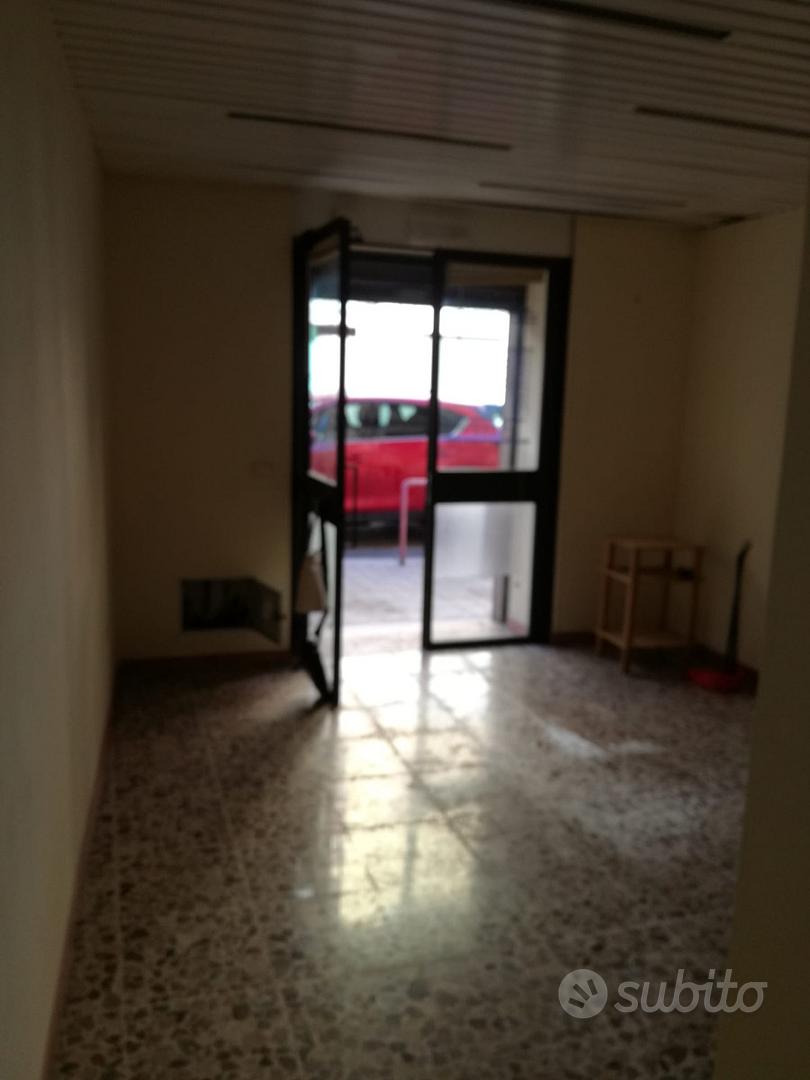 Locale piano terra 50 mq con bagno