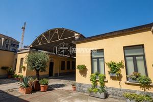 LOCALI COMMERCIALI INTERNO CORTILE!