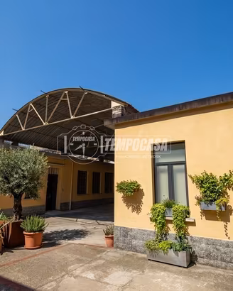 LOCALI COMMERCIALI INTERNO CORTILE!