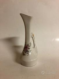 Vaso in porcellana Capodimonte con becco a rombo