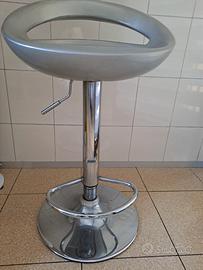 Sgabello da bar dal design moderno 