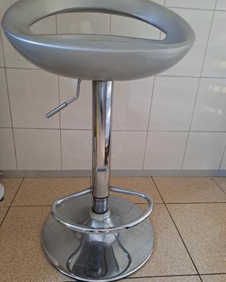 Sgabello da bar dal design moderno 