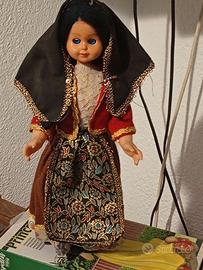 Bambolina in costume sardo antica