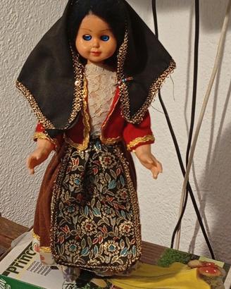 Bambolina in costume sardo antica