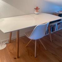 Tavolo moderno bianco lucido con piedi in rovere