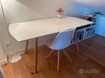 Tavolo moderno bianco lucido con piedi in rovere