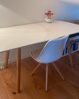 Tavolo moderno bianco lucido con piedi in rovere
