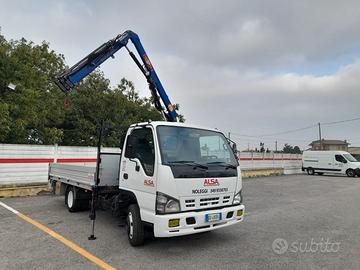 Furgone cassonato Isuzu NPR85 con gru PM 2