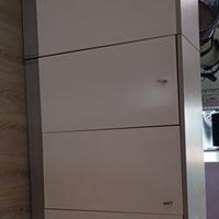 mobile con ante e in mezzo portasalviette 