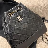 CHANEL – Borsa bucket in pelle trapuntata nera – c