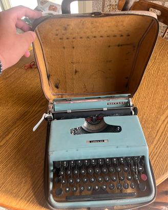 Macchina da scrivere Olivetti