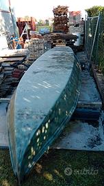 Battello in vetroresina a motore