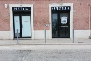 Negozio con 2 vetrine e canna fumaria