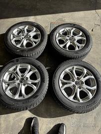 Cerchi in lega gommate R 16 per MAZDA CX-3