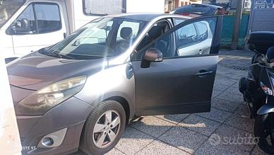 Macchian Renault Scenic 7 posti