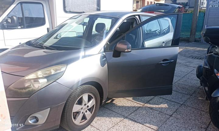 Macchian Renault Scenic 7 posti