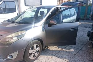 Macchian Renault Scenic 7 posti