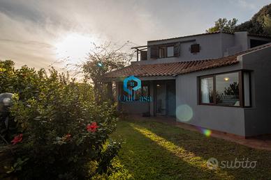 Chia panoramica villetta con giardino