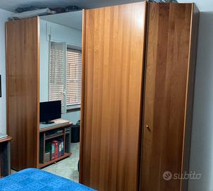 Armadio con 3 ante scorrevoli in noce nazionale