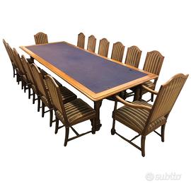 Grande tavolo da riunione completo di sedie