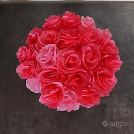 Torta ornamentale petali di rosa in stoffa. 