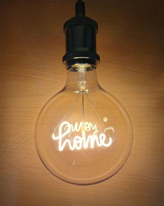 Lampadina filamento LED con scritta HELLO