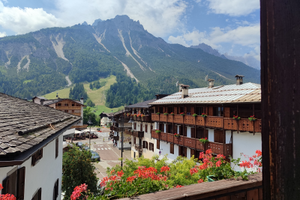 Appartamento centro paese, vista Dolomiti
