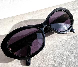 Occhiali da sole usati neri eleganti moderni per d