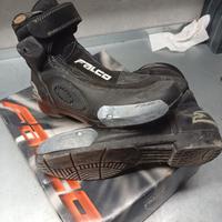 stivaletti falco e protezione ginocchia 