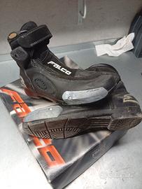 stivaletti falco e protezione ginocchia 