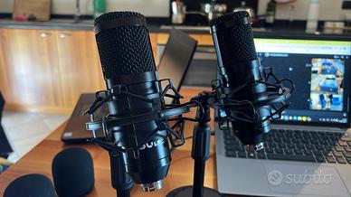 Microfono a condensatore per podcast.