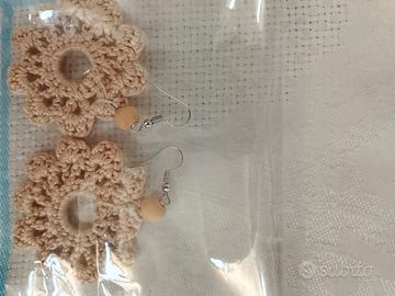 Orecchini pendenti realizzati a uncinetto
