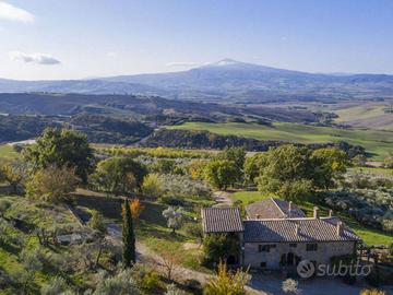 Rustico / Casale di 550 m² con più di 5 locali e b