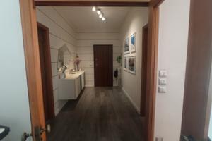 Zona centro; ampio alloggio con doppi servizi