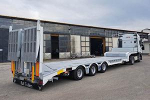 Semirimorchio ribassato per piattaforme aeree