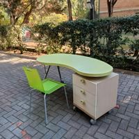 Scrivania con cassettiera e sedia verde
