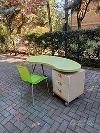 Scrivania con cassettiera e sedia verde