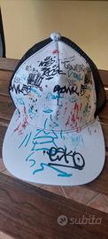 Cappellino con stampa a graffiti