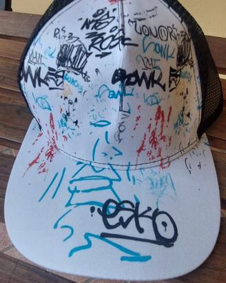 Cappellino con stampa a graffiti