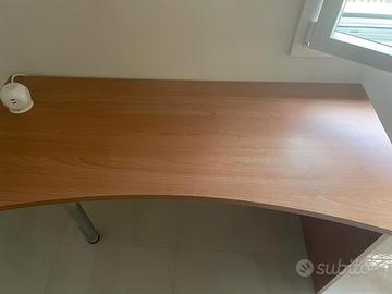 scrivania  in legno