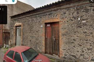 Fabbricato da ristrutturare con ampio cortile