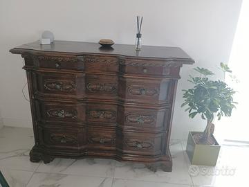 Elegante comò in legno  con intagli e cassetti
