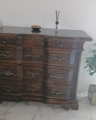 Elegante comò in legno  con intagli e cassetti