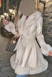 Giacca beige con colletto e polsi in pelliccia eco