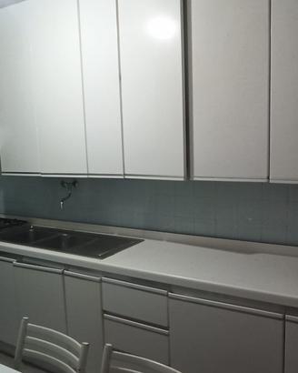 Cucina completa  a pensili alti.