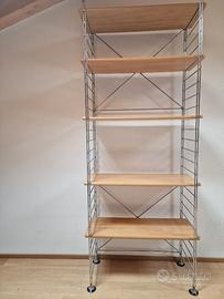 Scaffale con struttura in acciaio ripiani in legno