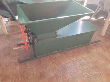 Pigiatrice manuale uva 